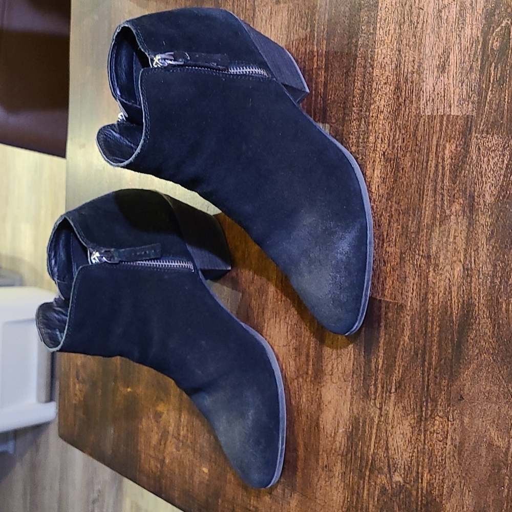 Women's size 9, Frye Jude double ankle zip black suede booties.